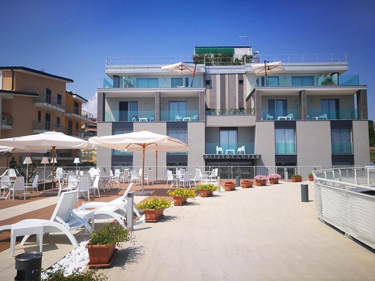 Ambruosi Village Resort & Spa Massignano Exterior photo